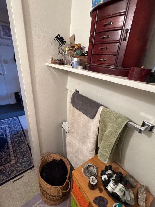 Building Photo - Sweet little Bungalow Near Old Town!