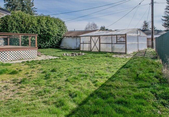 Building Photo - Lovely 3bd Home W/ Fully Fenced Backyard &...