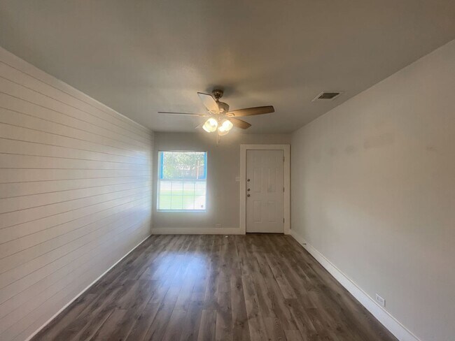 Building Photo - 2Bed/1Bath House for Rent! Available Now