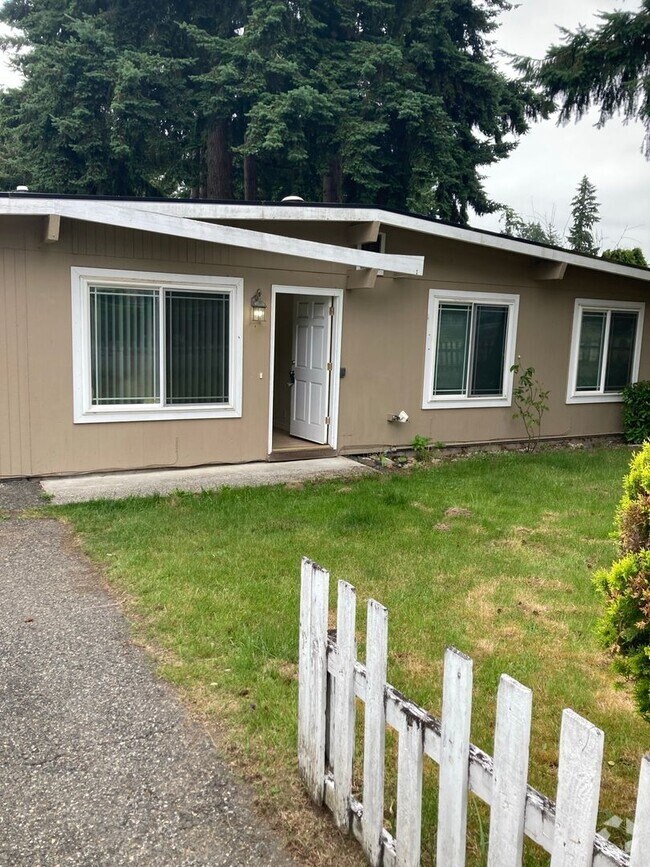 Building Photo - Cozy 4-Bedroom 1.5 Bath Gem with Fenced Ya...