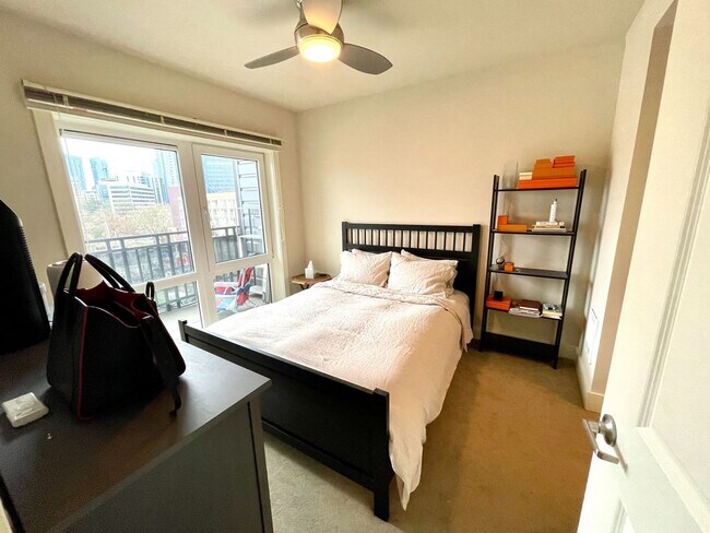 Building Photo - Beautiful 1 Bed + Den/1.5 Bath Condo @ Mar...