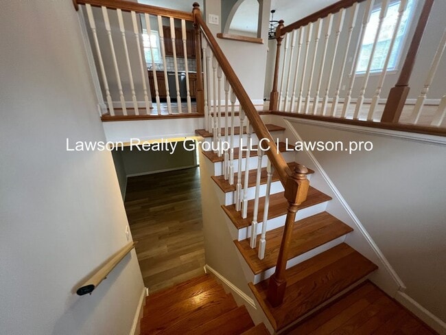Building Photo - Beautiful Cave Spring Split Level with Bac...