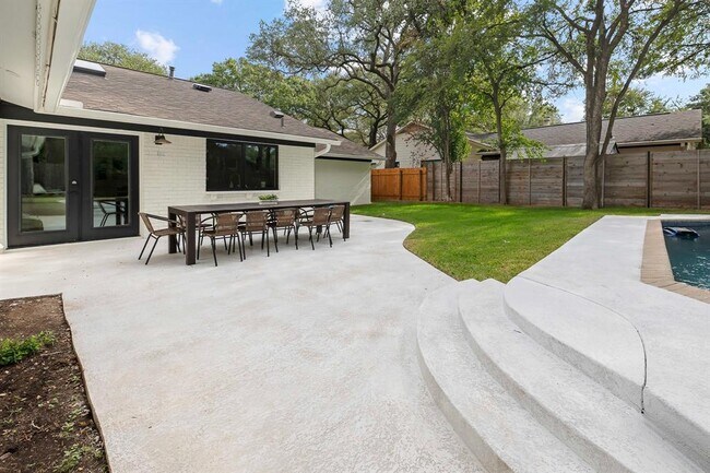 Building Photo - 8806 Ridgehill Dr