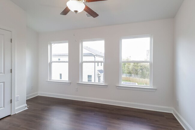 Building Photo - 3-Bedroom, 3.5 Bath Townhome for Rent in Charlotte, NC | Attached Garage & Modern Kitchen