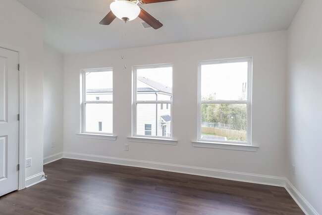 Building Photo - Beautiful 3BR 3.5BA Townhome w/ Full Appliance Kitchen • Garage Parking in West End