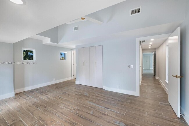 Building Photo - 1365 Bay Terrace