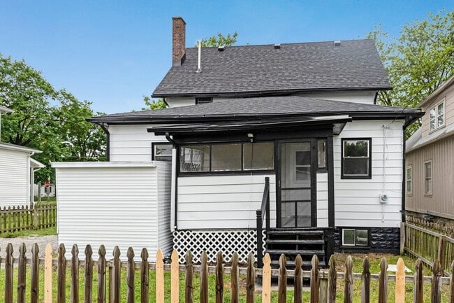 Building Photo - 3 bedroom house in Kendallville! CHRISTMAS...