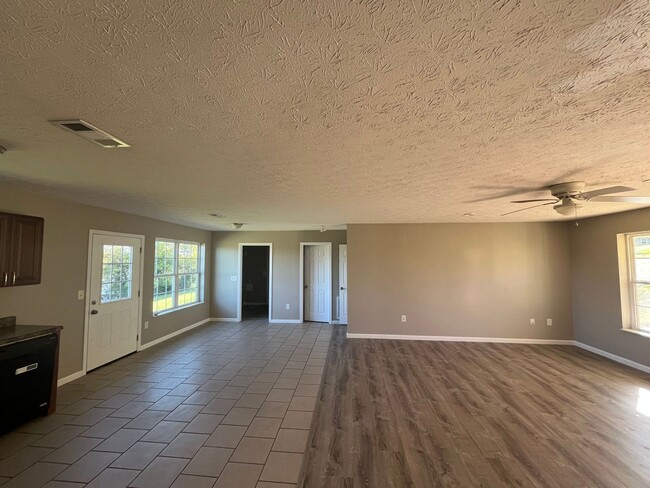 Building Photo - 2-bedroom, 2-bathroom home located in the beautiful Dandridge