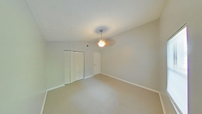 Building Photo - Cute and Cozy 1 Bed/1 Bath Apartment