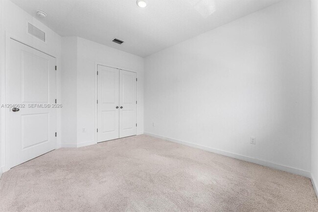 Building Photo - 4825 Dillon St