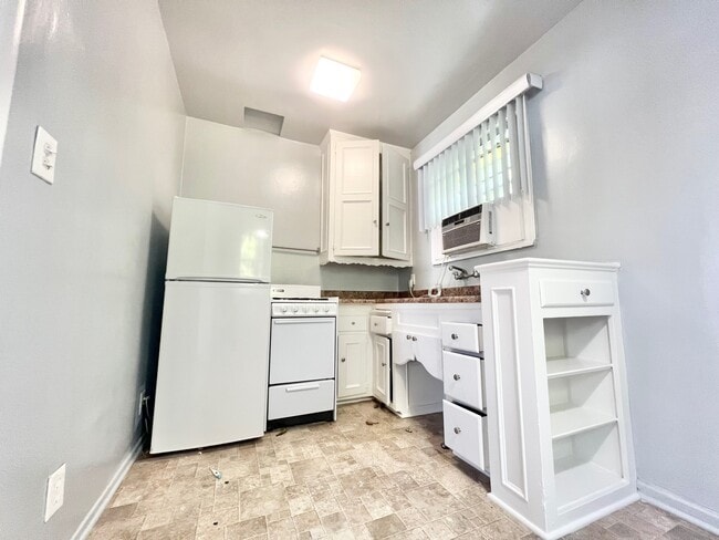 Building Photo - 143 N Hamilton Dr