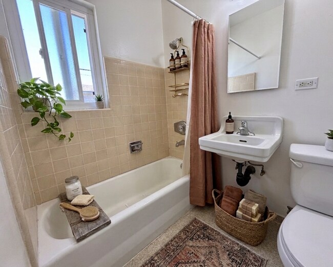 Building Photo - CORNER Upstairs Unit Within Small Gated Community! COMPLIMENTARY Shared Laundry! Spacious Floorplan!