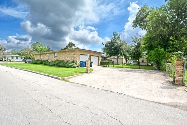 Building Photo - 671 W Merriweather St