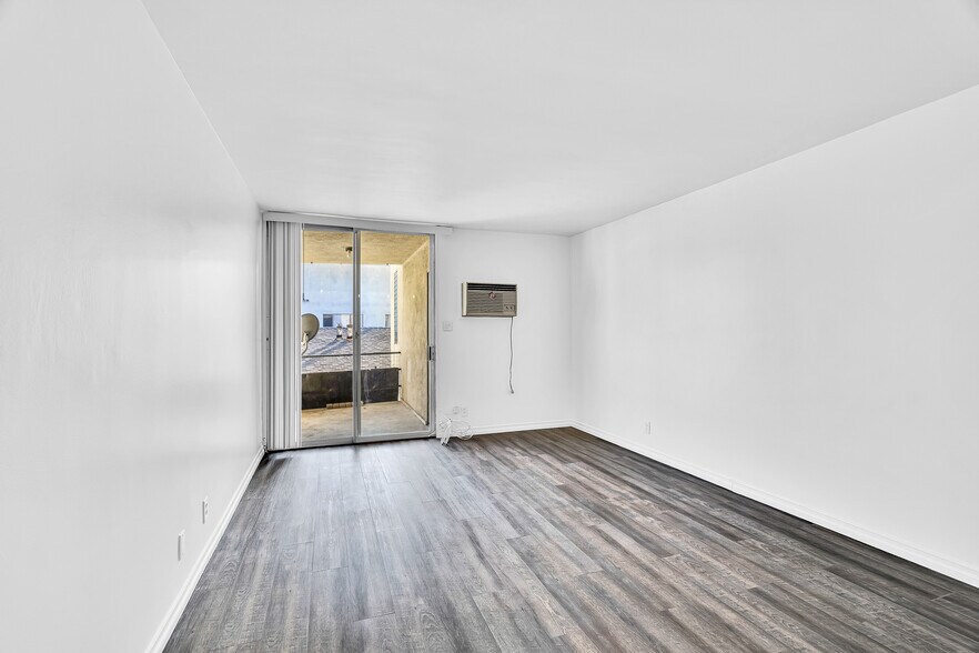 Building Photo - 320 S Gramercy Pl