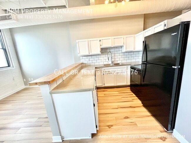 Building Photo - 1133 W 9th St