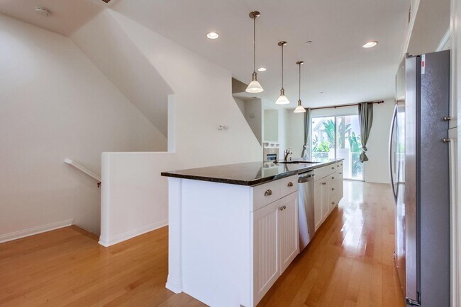 Building Photo - Available Now! Tri-Level 3 Bedroom 3.5 Bath Townhome!!