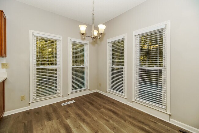 Building Photo - 719 Trailing Rock Dr