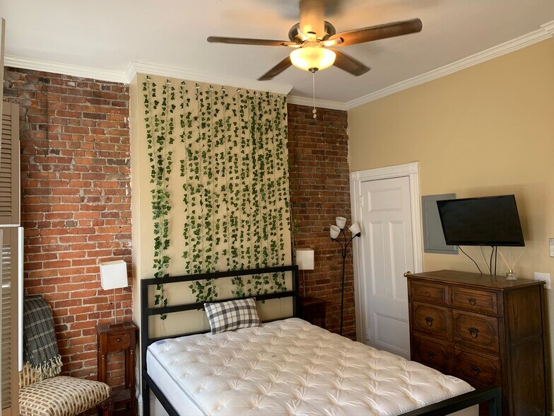 Building Photo - 46 Hereford St