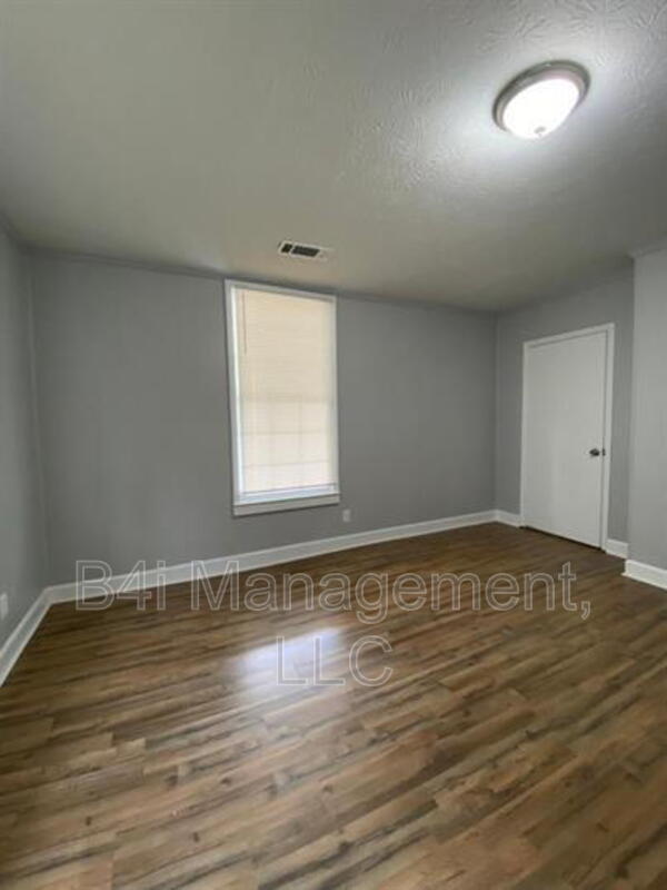 Building Photo - 905 Murphy Ave