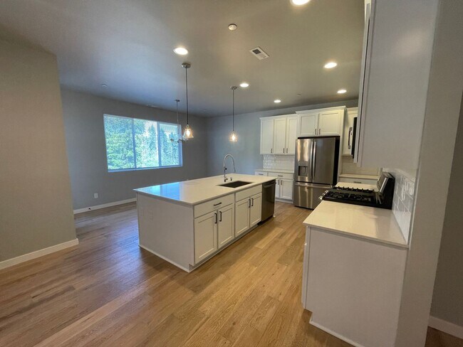 Building Photo - Like New 2022 Built 5 bedroom home