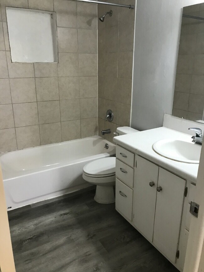 Building Photo - "Spacious 2-Bed, 2-Bath Condo Retreat in S...