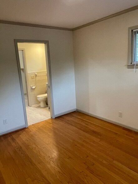 Building Photo - 208 Foxboro Ln