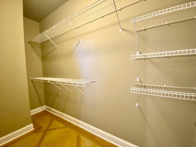 Building Photo - Ground-Level 1BR/1BA Townhouse in Gated Chatsworth Court, Near LSU