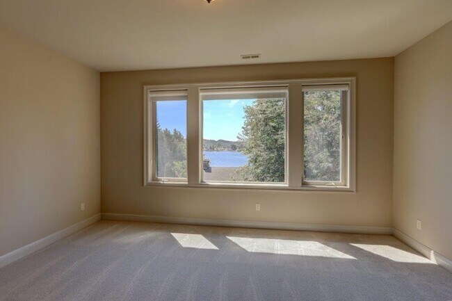 Building Photo - Stunning Mediterranean Oasis Minutes from Downtown Bellevue w/Lake Views!