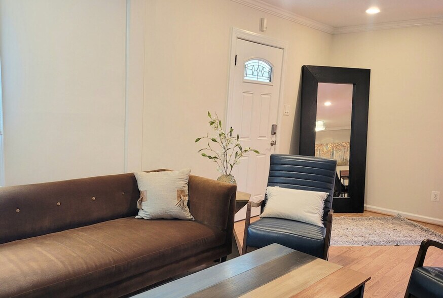 Building Photo - 2028 Pimmit Dr