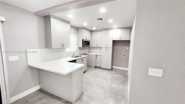 Building Photo - 416 S 28th Ave