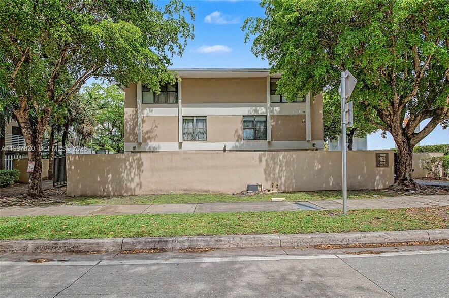 Building Photo - 2000 Brickell Ave