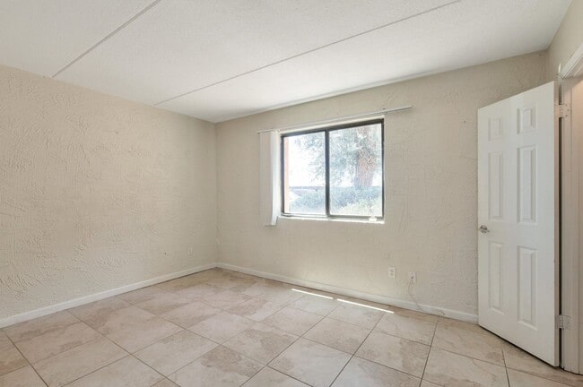 Building Photo - 2-bedroom, 2-bathroom in Prime location!