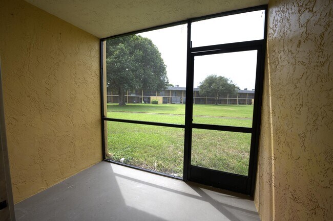 Building Photo - 1604 Meadows Cir W