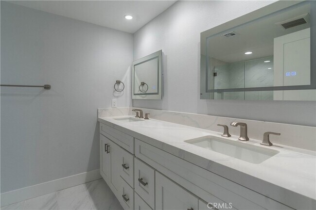 Building Photo - 633 Vista Bonita