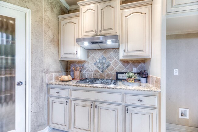 Building Photo - 1317 W Dover St