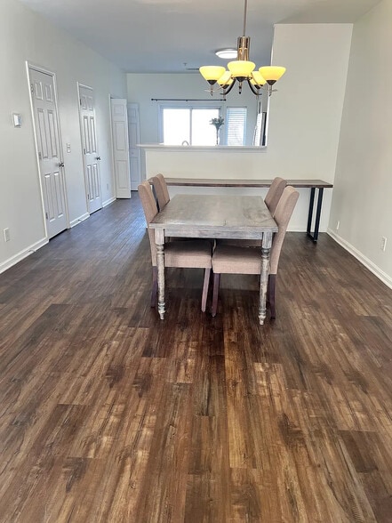 Building Photo - Room in Condo on Donatello Avenue