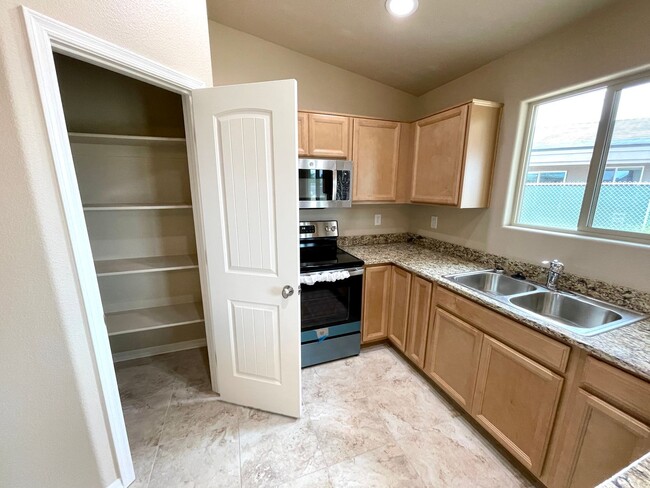 Building Photo - Built in 2024, 3 bedroom, 2 bathroom home located in Golden Valley, AZ