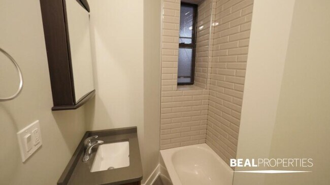 Building Photo - 3 bedroom in CHICAGO IL 60657