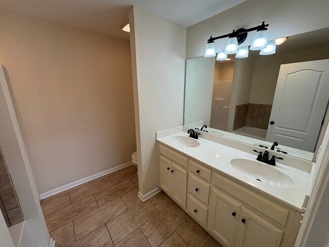 Building Photo - White House townhome available with 1 car ...