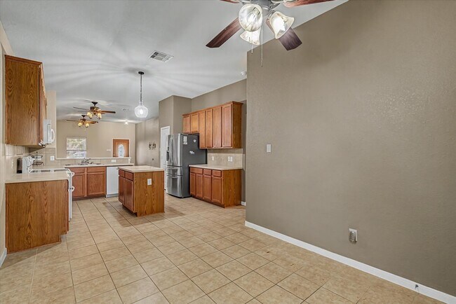 Building Photo - 630 W Newport Bend