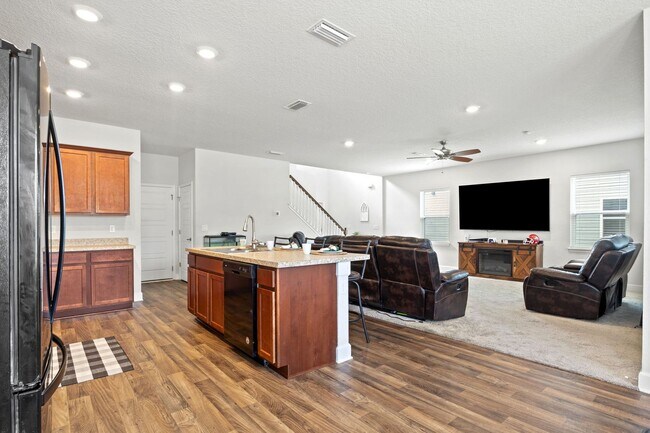 Building Photo - Stunning single-family 4bed/2.5 bath home