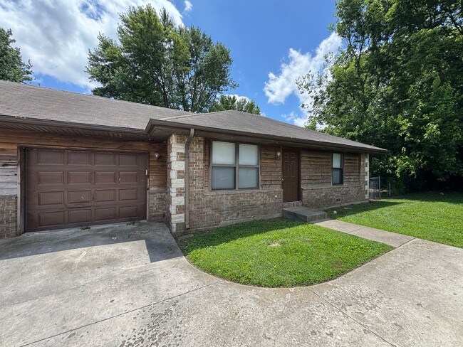 Primary Photo - Updated 2 bed 1 bath with garage!