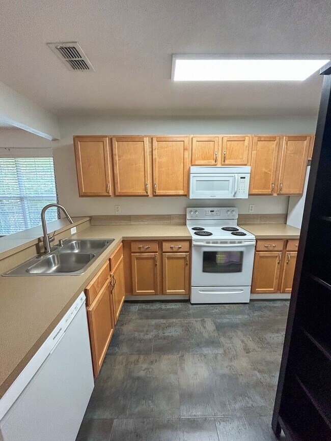 Building Photo - Hailey Gardens #125