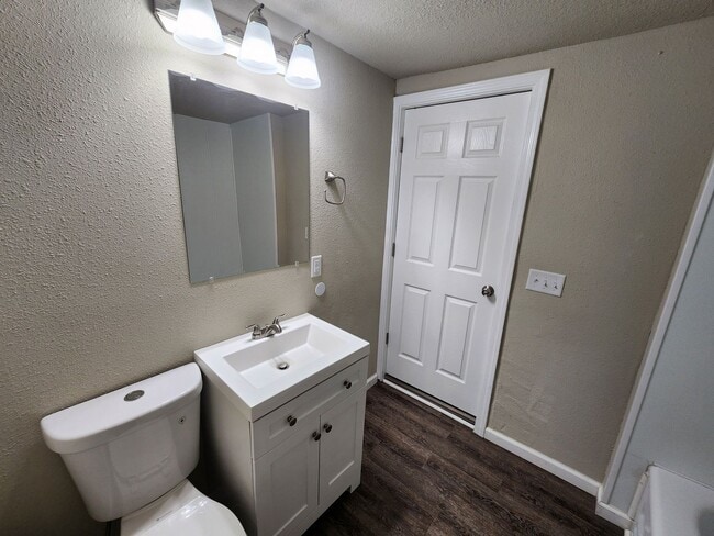 Building Photo - 3BR Home with Modern Kitchen in Knoxville, IA