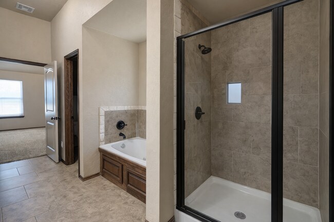 Building Photo - Comfort, Space & Flexibility – 3 Bed Home in Moore School District