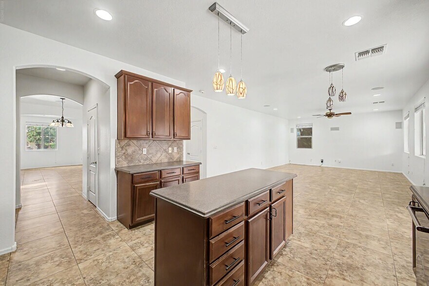 Building Photo - 4947 E Odessa Dr