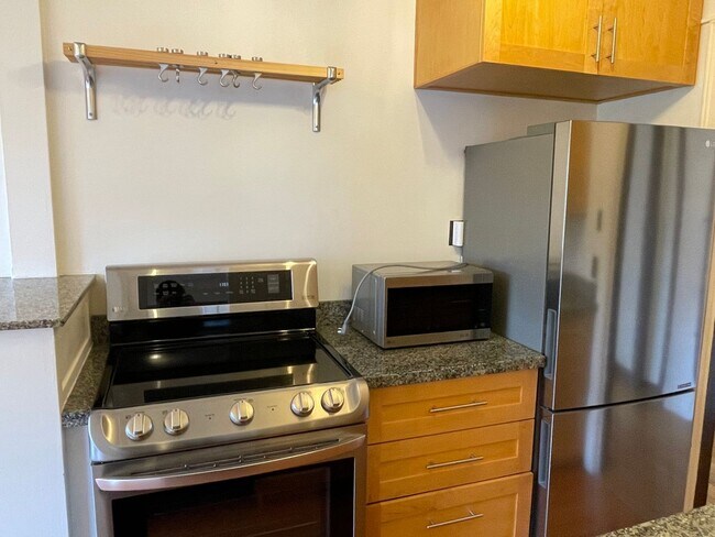 Building Photo - Vintage Eastlake Condo
