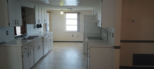 Building Photo - Beautiful 2 bedroom 2 bathroom house 1 car...