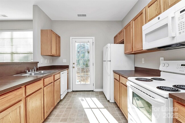 Building Photo - 2138 Winthrop Chase Dr