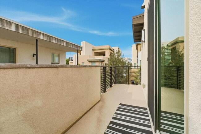 Building Photo - 155 Spectacle